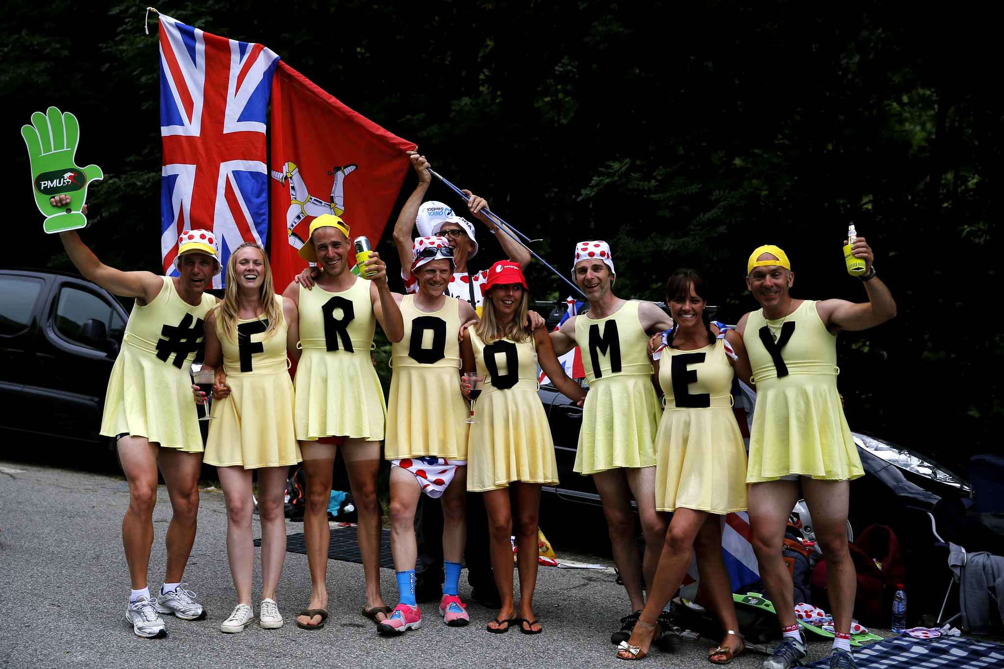 britain-supporters-wearing-dresses-reading-9cb3-diaporama