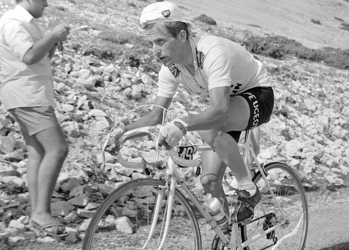 7773073816_tom-simpson-dans-la-montee-du-ventoux-en-1967-697x500