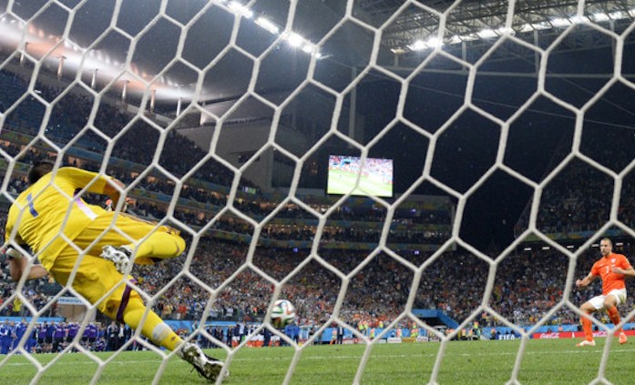 romero-arrete-un-penalty-de-vlaar-lors-de-la-seance-de-tirs-au-but-11210729kljph_17131-697x423
