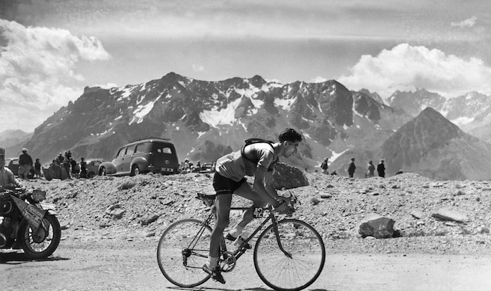 Spanish cyclist Federico Bahamontes is seen while ascending the 2500 m high Mt. Galibier during the 19. stage of the Tour de France on July 28, 1954. (AP Photo/Str) --- Der Spanier Federico Bahamontes beim Bezwingen des rund 2500m hohen Galibier auf der 19. Etappe der Tour de France, am 28. Juli 1954. (AP/Str)