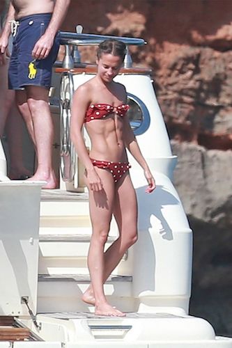 hbz-alicia-vikander-abs-tomb-raider-embed2-1499368679